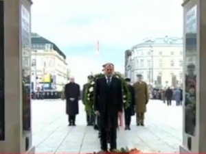 [video] Gwizdy i krzyki podczas składania wieńca przez Donalda Tuska przed Grobem Nieznanego Żołnierza