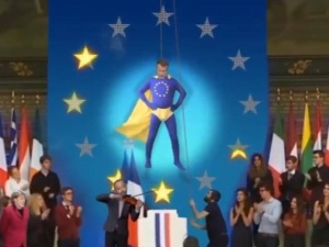 [video] Emmanuel Macron jako Kapitan Europa, czyli jak Francuzi kpią z europejskiej misji prezydenta