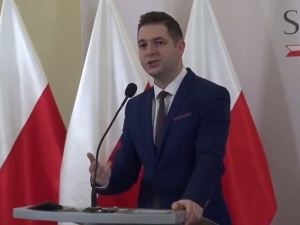 [video] Patryk Jaki: To Trzaskowski w ramach rządu PO negocjował projekt przyjęcia migrantów do Polski