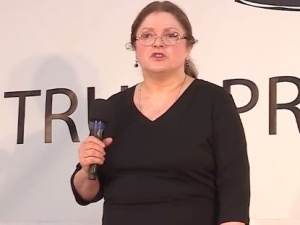 Krystyna Pawłowicz prześmiewczo parodiuje wpis Donalda Tuska na Twitterze: "Polacy, ALARM!"