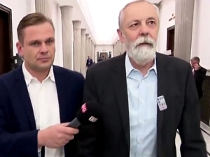 Grupiński zaatakował fizycznie reportera TVP Info. "Wyborcza" broni polityka i atakuje dziennikarza?