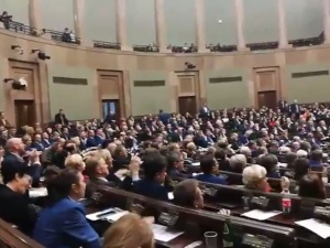 [video] Totalna opozycja zakłóca pracę Sejmu: "Dyktatura! Dyktatura!"