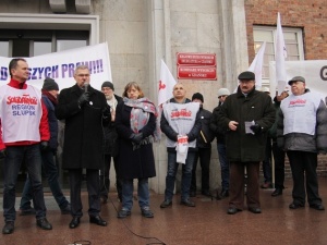 Pikieta w obronie pracowników Opery Bałtyckiej. "To stan wojenny wprowadzony przez dyrektora"