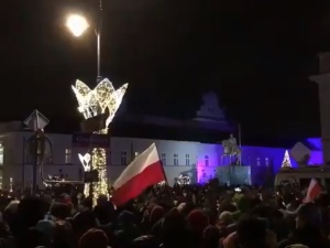 [video] Protesty przeciw reformie sądownictwa: Szydzenie z prezydenta pieśnią na melodię kolędy