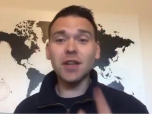 Jack Posobiec pokazuje tegoroczną "choinkę" w Monachium. Oceńcie sami