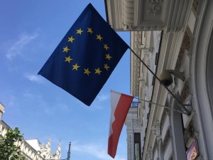 Europejski tygodnik "New Europe" pisze o deklaracji Victora Orbana o poparciu dla Polski w sporze z KE