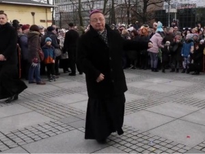 [video] Metropolita łódzki tańczy z aniołami na Festynie Trzech Króli