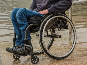 Raport NIK na temat barier dla niepełnosprawnych w komunikacji miejskiej. Liczne nieprawidłowości