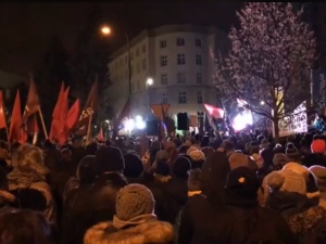 [video] Czerwone flagi. Protest opozycji przeciwko... opozycji: "Hańba! Posłowie budują piekło kobiet!"