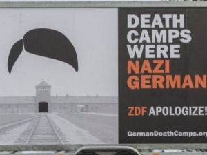 Pamiętacie akcję z billboardem #GermanDeathCamps?Teraz zbierają na autobus