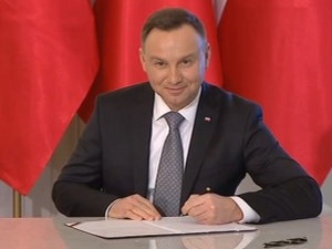 [relacja online] Prezydent Andrzej Duda podpisał ustawę o ograniczeniu handlu w niedzielę