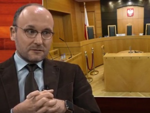 Prof. Zaradkiewicz prezentuje niemieckie akty prawne, w których śmiercią mają być ukarani Polacy i Żydzi