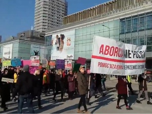 [video] Manifa w Warszawie pod hasłem: "Aborcja, nie policja. Pomoc wzajemna, nie przemoc systemowa"