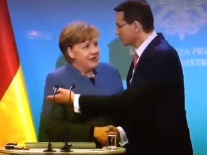 [video] Pamiętacie jak Merkel "kierowała" Kopacz na czerwonym dywanie? Zobaczcie, jak to robi Premier