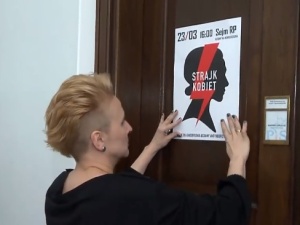 PiS kontra Nowoczesna. Plakat zaklejony wynikami głosowania nad projektem "Ratujmy Kobiety"