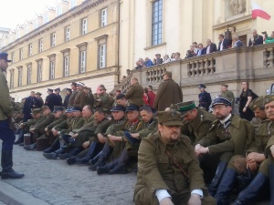 Ulicami Warszawy przeszedł Marsz Cieni. Te zdjęcia poruszają