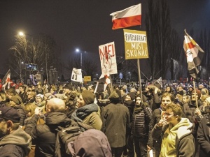 Polak już nie katolik? Polska prawica cieszy się ze zwycięstwa nad "Wyborczą", ale coś jej umyka...