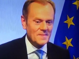 "Tusk rozpowiada po Brukseli, że PiS go aresztuje". Zaszkodzi porozumieniu z UE?