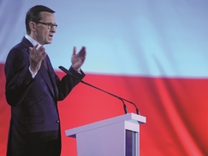 Pięć celnych ciosów. Polacy wysoko ocenili „piątkę Morawieckiego”