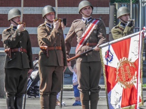 [Fotorelacja]. Rocznica Konstytucji 3 maja i wybuchu III Powstania Śląskiego. Podniesienie Flagi. Chorzów