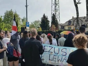 [video] Wagina z kartonu i wulgarne okrzyki. Tak feministki uczciły urodziny o. Rydzyka