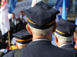 Skomplikowane badania zdrowia i sprawności kolejarzy powodują, że wielu z nich zostaje bez pracy