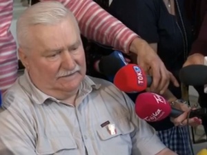 Wałęsa u protestujących w Sejmie: Wiem jak pokonać PiS. Dlatego tak mnie niszczą