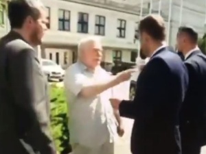 [video] "Pan jest głupi!". Lech Wałęsa obraża dziennikarza TVP Info przed Sejmem