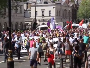 [video] Tysiące na ulicach W. Brytanii po zatrz. dziennikarza relacjonującego proces muzułm. gwałcicieli