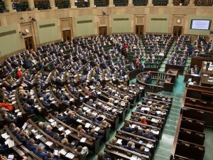 [Sondaż] Polacy powiedzieli co sądzą o obniżeniu pensji posłów i senatorów