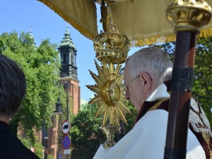 Reakcja episkopatu na dramat Alfiego Evansa: Abp Gądecki apeluje o intensywniejszą obronę życia człowieka