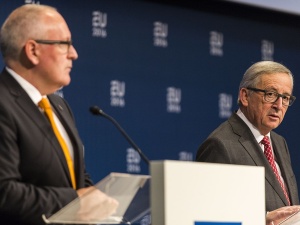 Timmermans i Juncker podzieleni ws. Polski