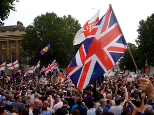 [video] Ponad 10 tys. osób maszerowało w Londynie w obronie Tommy'ego Robinsona