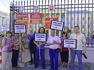 [Nasza fotorelacja] Protest pokrzywdzonych lokatorów przed warszawskim Ratuszem