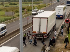 Francuzi protestują przeciwko istnieniu nielegalnego ośrodka uchodźców w Calais