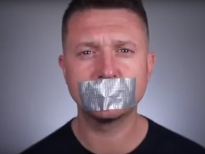 Tommy Robinson przeniesiony do więzienia z większością muzułmanów. Bliscy obawiają się o jego życie