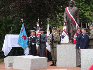 Szczecin. Odsłonięcie pomnika L. Kaczyńskiego przed siedzibą zachodniopomorskiej "S"