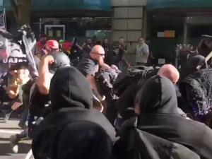 [Wideo +18] Uwaga brutalne. Starcia Antify ze zwolennikami Republikanów w Portland