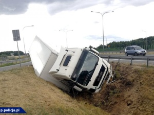 Prowadził ciężarówkę na autostradzie mając 2,8 promila. To musiało skończyć się źle