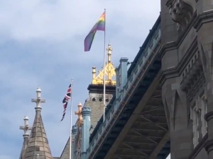 [video] Londyn: Na budynkach administracji publicznej obok flag państwowych wiszą flagi LGBT