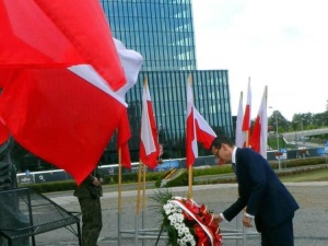 [Nasza fotorelacja] Premier Morawiecki złożył kwiaty pod Pomnikiem Powstańców Śląskich w Katowicach