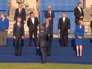 [video] Specyficzne przywitanie Tuska i Trumpa na szczycie NATO. Prezydent USA zakpił z Tuska?