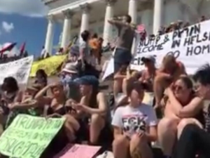 [video] W Helsinkach trwają protesty przed jutrzejszym spotkaniem Trump-Putin