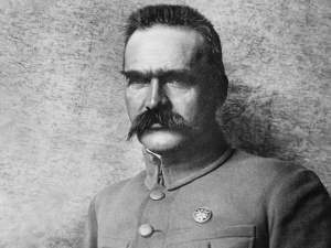 Baczność! Marszałek Piłsudski mówi: "Niech się śmieją polskie dzieci śmiechem odrodzenia" [Nagranie 1924]