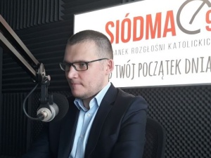 Szefernaker: W demonstracjach znajdują się grupki osób, którym zależy na doprowadzeniu do zadymy