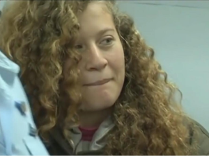 [video] 17-letnia Ahed Tamimi zwolniona po 8. miesiącach więzienia po napaści na izraelskich żołnierzy