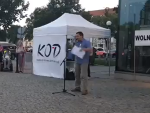 [Wideo] "Będziecie siedzieć" - modlitwa działaczy KOD-u