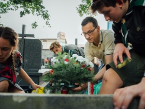 Premier Morawiecki  z harcerzami sprzątał groby  Powstańców Warszawskich