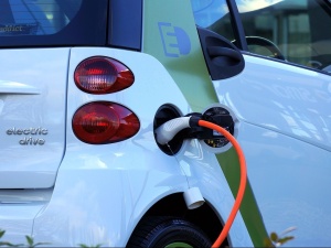 Co dalej z elektromobilnością? Polacy rejestrują 20-krotnie mniej samochodów elektrycznych niż Niemcy