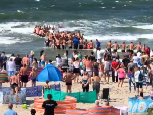 [video] Trójka dzieci spadła z falochronu. Plażowicze utworzyli „żywy łańcuch”. Trwa akcja